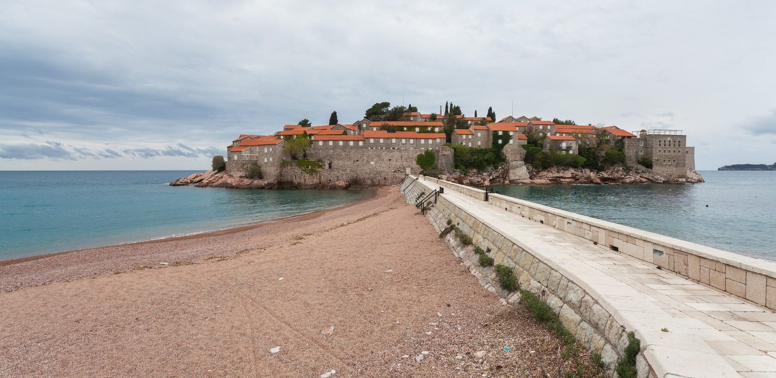 Sveti Stefan, no Adriático