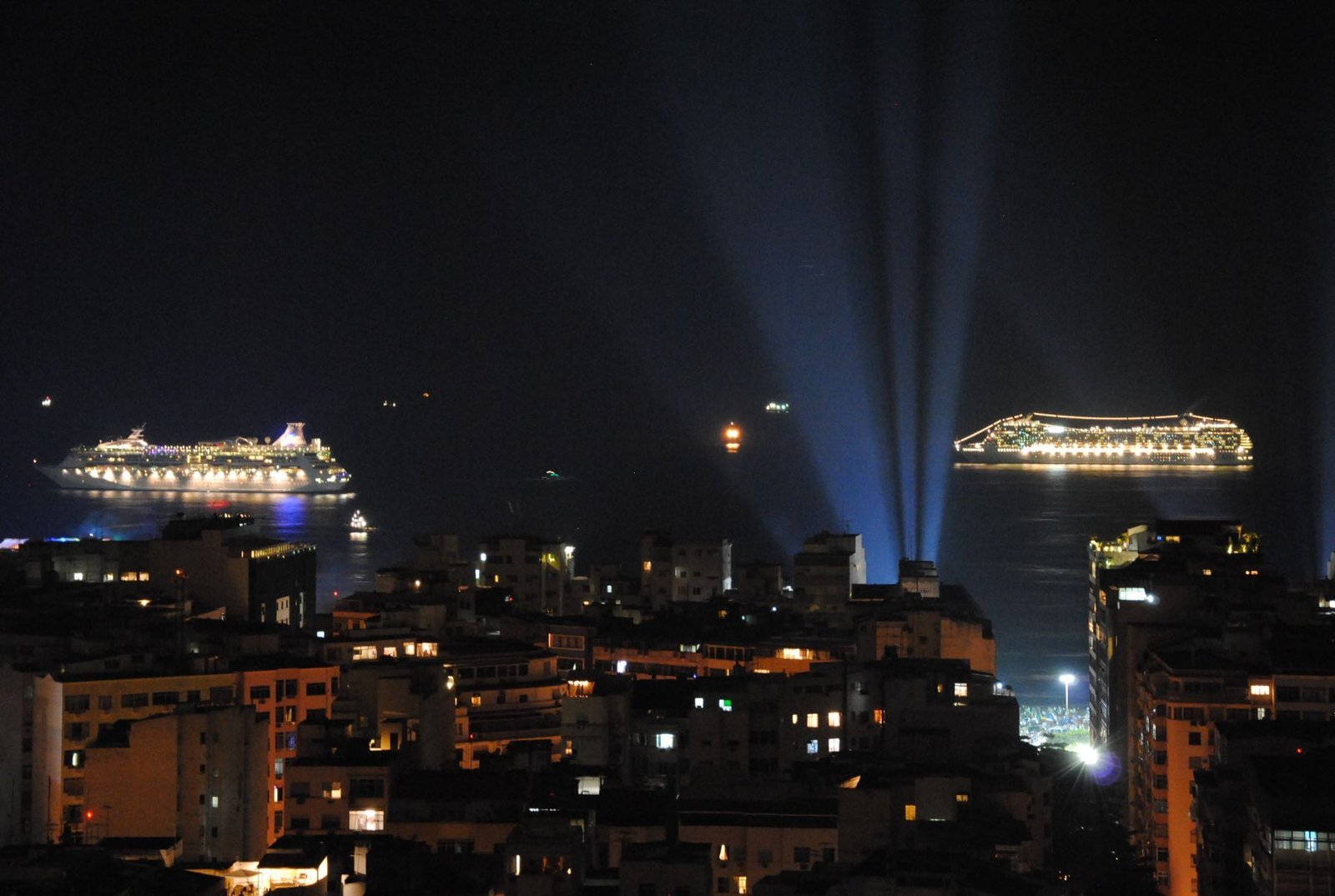 Barcos na baía na noite de réveillon